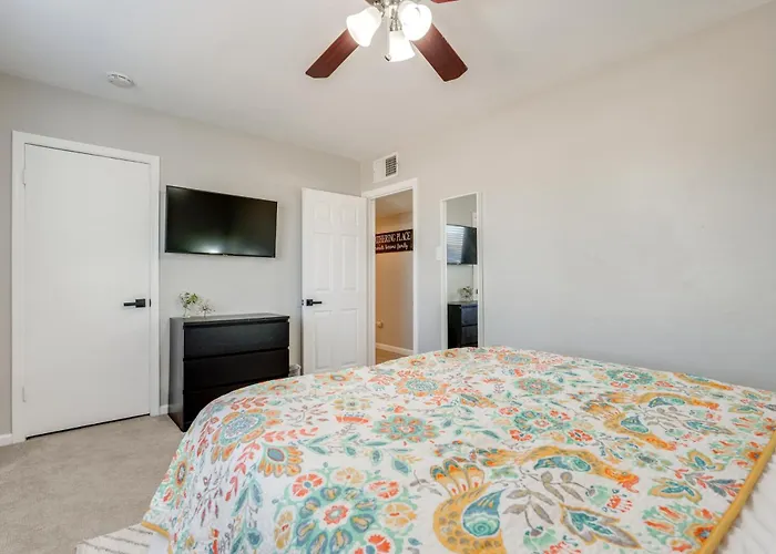 Relax Poolside: Central Group Getaway In Mesa!