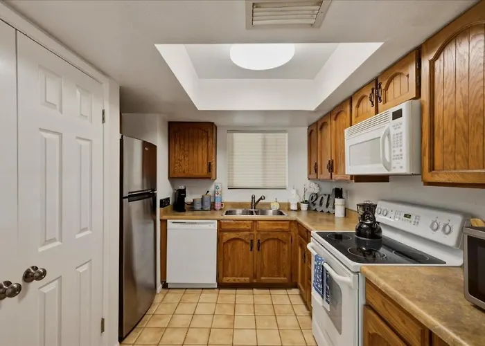 Cozy 2 Bedroom Condo With Golf Course Views